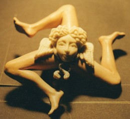 Trinacria. Scultura modellata a tutto tondo in cera e realizzata in argento 14 cm x 14 cm. Committente privato, 2008